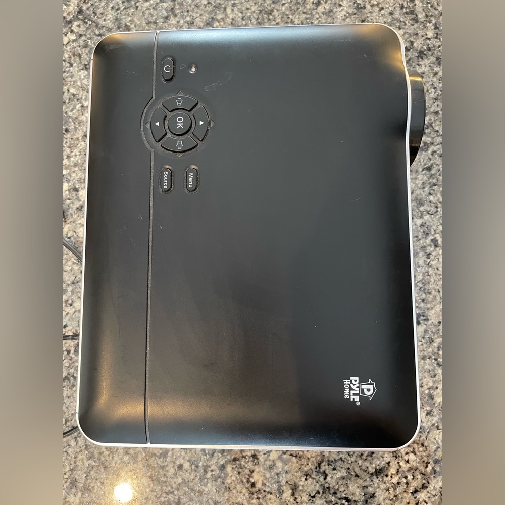 Projector with remote - Picture 3 of 3